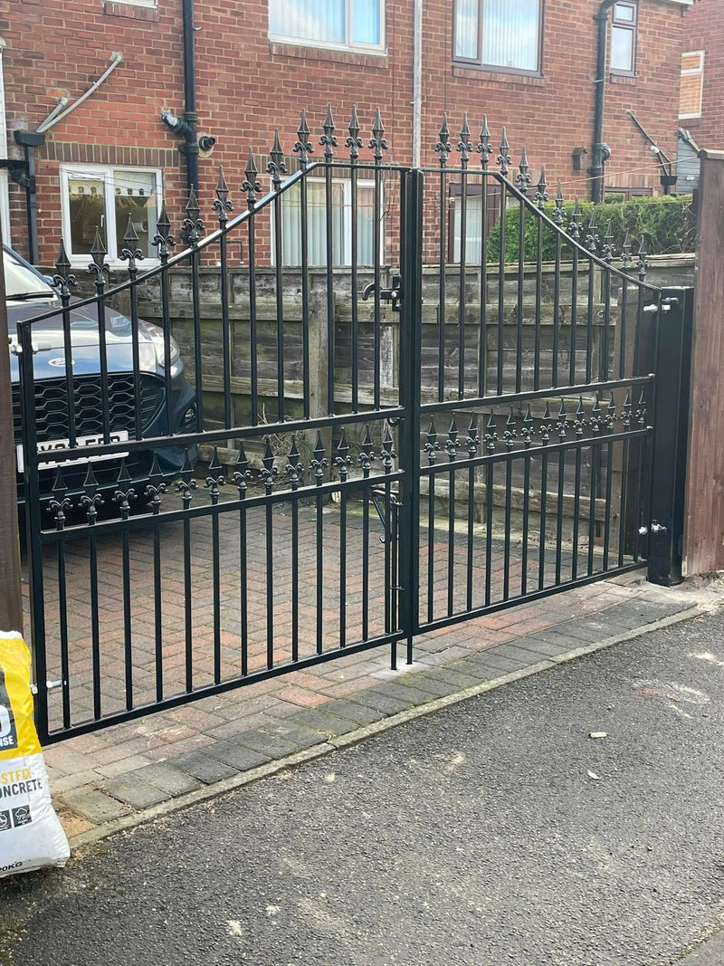 Bespoke steel driveway gate – powder‑coated finish